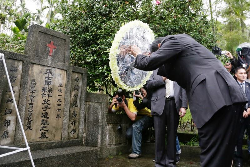 圖為馬英九總統於228一早飛到花蓮，先前往南方30公里外的鳳林鎮，到張七郎醫師的墓前致哀與致歉，但遭民進黨前主席謝長廷留言質疑「二二八事件處理及賠償條例」的用語。圖：翻攝馬英九臉書粉絲專頁