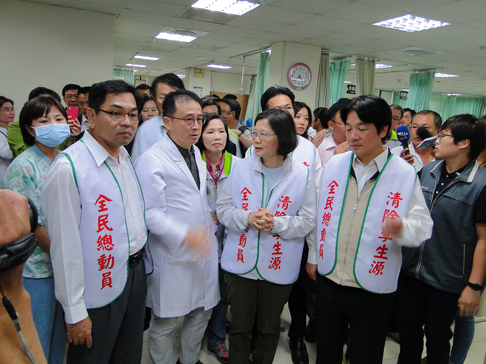 民進黨主席蔡英文赴台南市立醫院慰勉在第一線照護登革熱病患的醫護人員，並探視病患。圖：黃博郎/攝