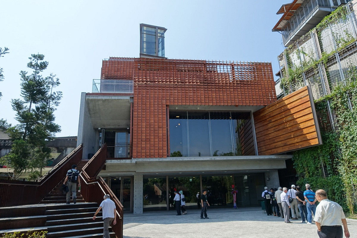 慈林文教中心新館為5層樓建築，包括展覽空間、演奏廳（演講廳）、民主運動館及美術館。鄭惠君/攝