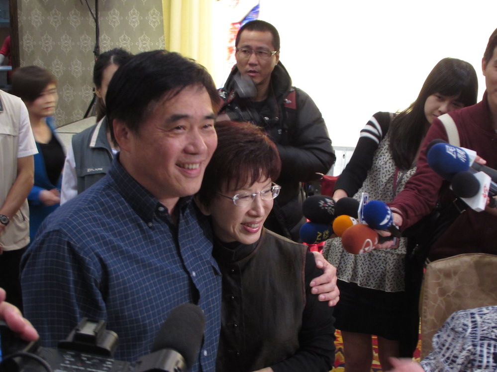 國民黨總統參選人洪秀柱與副主席郝龍斌12日晚間皆出席立委徐少萍在基隆舉辦的家族慶生宴，郝前後給了洪秀柱3次擁抱。圖：邱珮文/攝