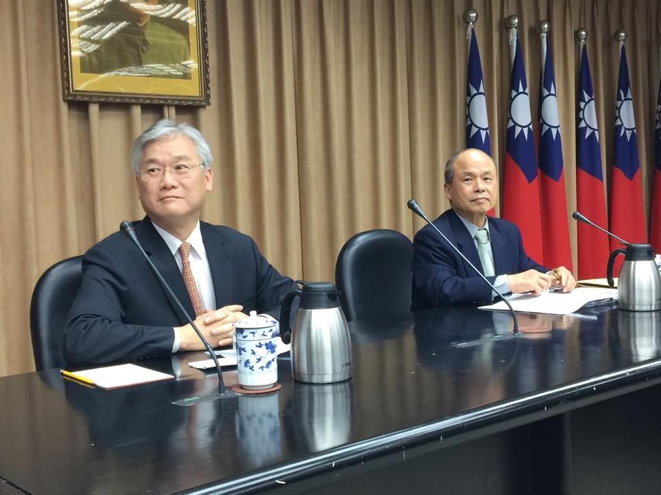 對於我國加入中國主導成立的亞洲基礎設施投資銀行，陸委會主委夏立言和財政部長張盛和今(31)日晚間10點半對外召開記者會表示，張盛和已經在晚間以傳真方式直接連絡亞投行的多邊臨時秘書處。圖：劉奕霆/攝