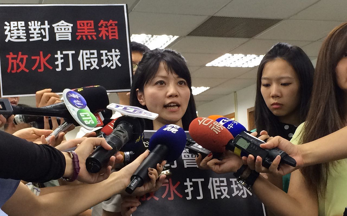 高嘉瑜17日至民進黨中執會抗議選對會決定與親民黨議員黃珊珊合作是「黑箱、打放水球」，成為十幾年來第一個成功到民進黨中執會抗議的人。圖：符芳碩/攝
