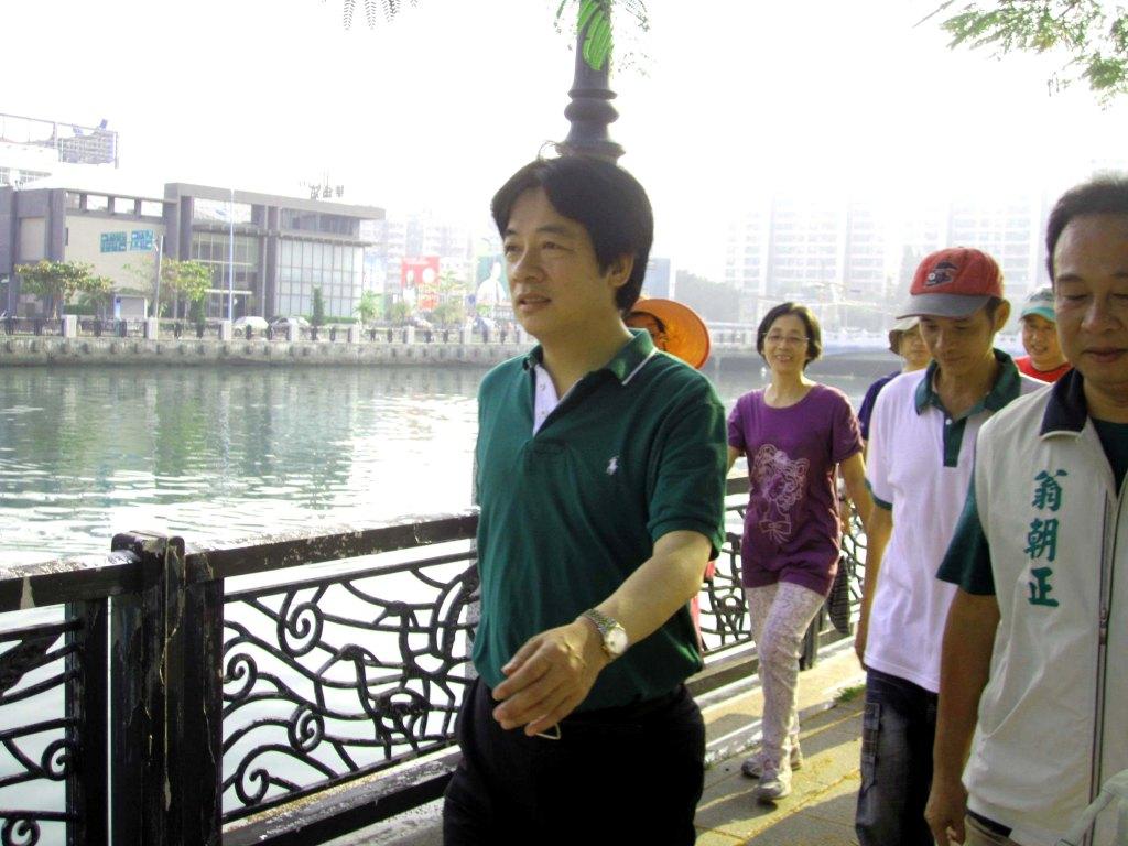 賴清德（左一）為世界心臟日代言，廿五日在台南市愛河健走。圖片來源:陳衍有攝影