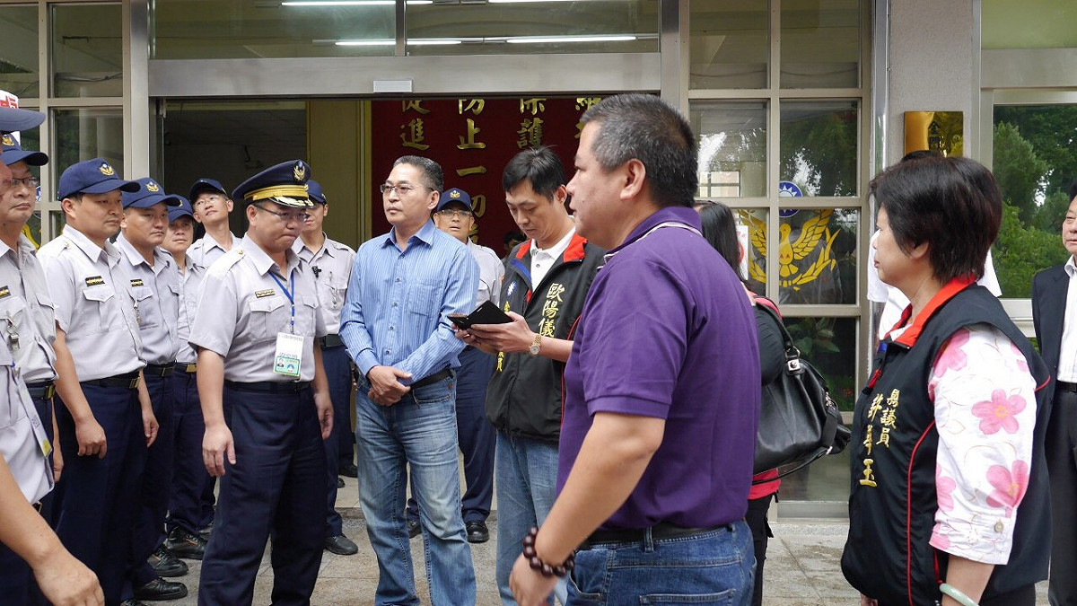 台聯青年軍23日在抗議國台辦主任張志軍抵達金門時，突然被一群暴力份子毆打，24日在台聯立委周倪安率領下召開譴責記者會，卻出現數名金門縣議員嗆聲。圖：台聯提供