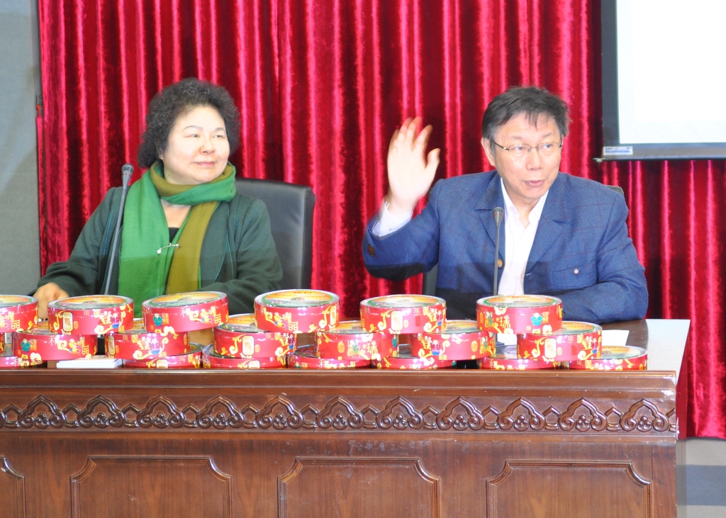 根據台灣指標民調今(29)日上午最新公布的數據，在整體民眾對於政治人物的好感度排行榜中，第一名是高雄市長陳菊的72.5%，第二名是台北市長柯文哲的71%。圖：新頭殼資料照片