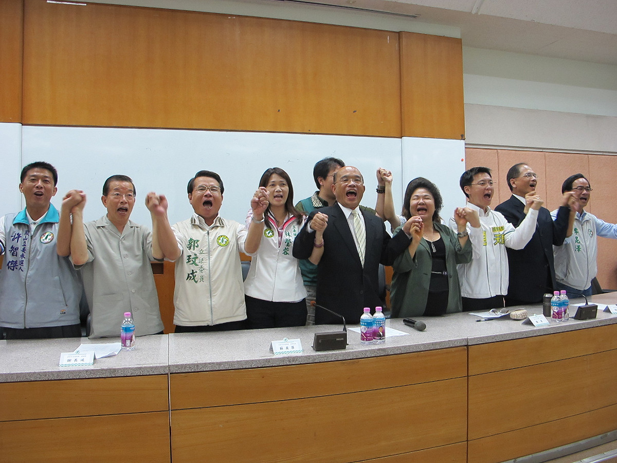 民進黨正副總統擴大輔選會議今（2）南下高雄市召開，競選總幹事吳乃仁透露中央黨部最新民調顯示，蔡英文小贏馬英九1.2%，高雄市大贏14%。 照片來源：胡宏志/攝