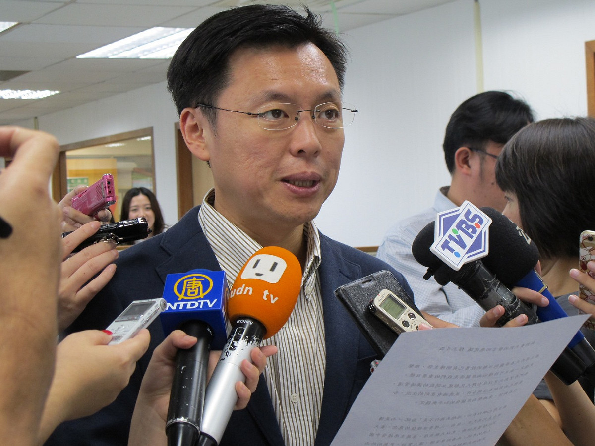 民進黨中國事務部主任趙天麟3日手持講稿，一字一句反擊中國駐美大使崔天凱談話。圖：林朝億/攝