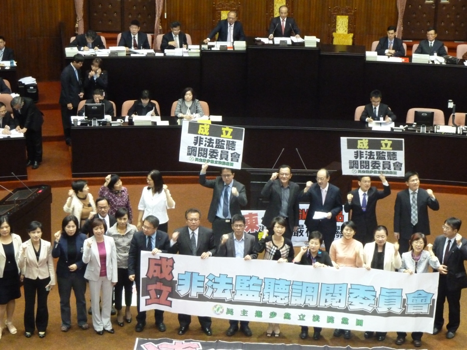 民進黨團上個月就曾提過凍漲電價的臨時提案，在今（25）天的院會上，和停建核四、檢察總長黃世銘下台、成立非法監聽調閱委員會這些提案，一併遭國民黨團強力封殺。圖：謝莉慧/攝