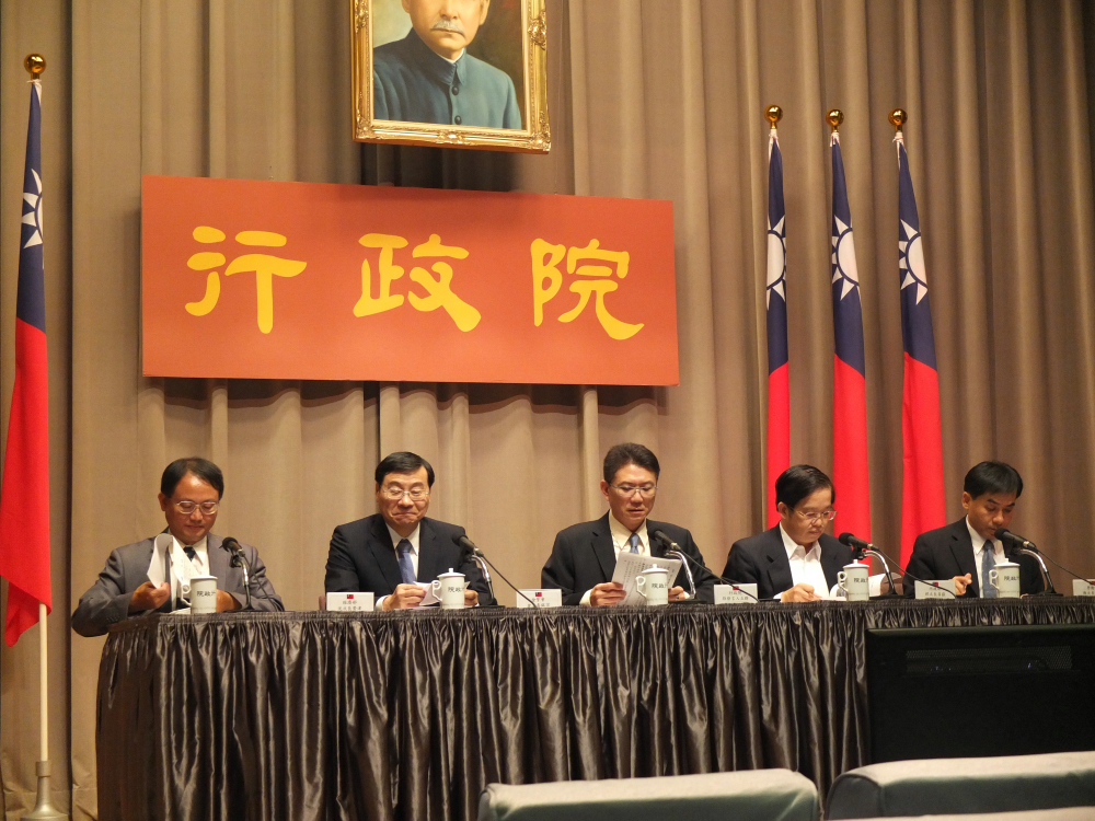 為了救經濟，行政院目前正研擬推出刺激消費方案，最快30日就會推出。圖：翁嫆琄/攝