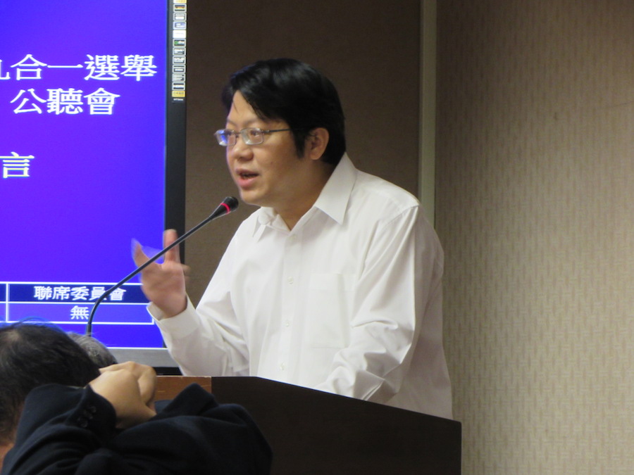 經濟民主連合召集人賴中強今(11)日在臉書質疑，陳德銘將中共中央宣傳部那一套作法搬到台灣。圖為賴中強今日出席9合1選舉檢討公聽會。圖：邱珮文/攝