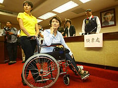 立法院29日舉行各常設委員會召委選舉，國民黨立委黃昭順（前右）坐著輪椅投票。圖片來源：中央社
