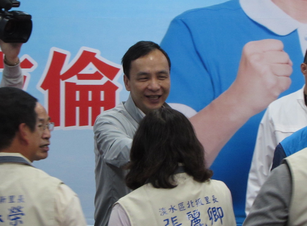 國民黨總統候選人朱立倫9日上午前往吳育昇競選總部參加新北市立委第1選區里長座談會。圖：邱珮文/攝
