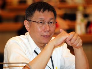 根據趨勢民調公司所作的台北市長民調，顯示在連勝文與柯文哲(圖)1對1參選的情況下，柯文哲以39.1%的支持度，領先連勝文的33.5%。圖：中央社資料照片