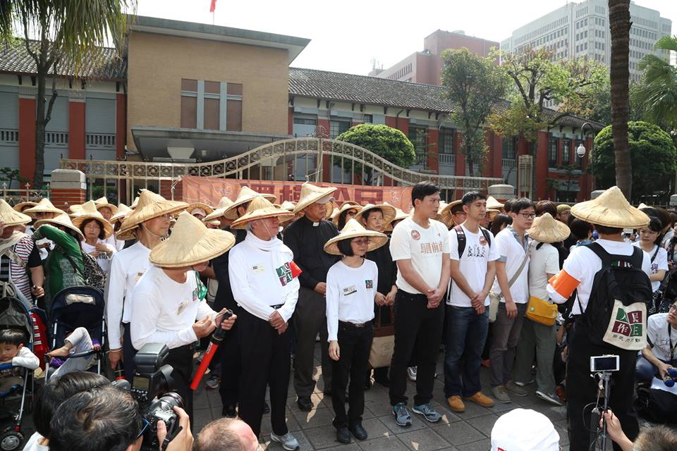 「410還權於民工作小組」上午在立法院門口集結。圖：林雨佑/攝