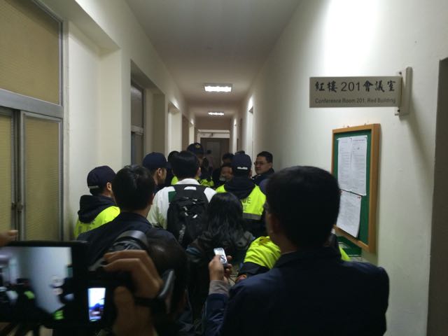 多名警員將2人隔開，黃國昌仍試圖追上叫囂。圖：符芳碩/攝
