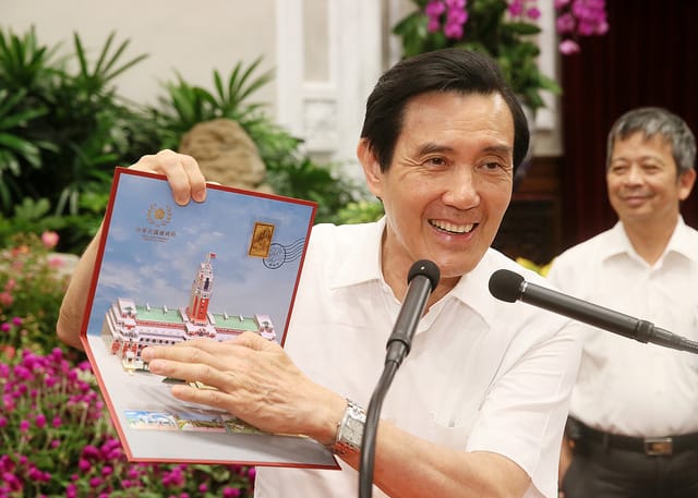 總統馬英九30日晚間原訂觀看國片「風中家族」，但因為反課綱學生林冠華自殺而取消。圖：總統府提供