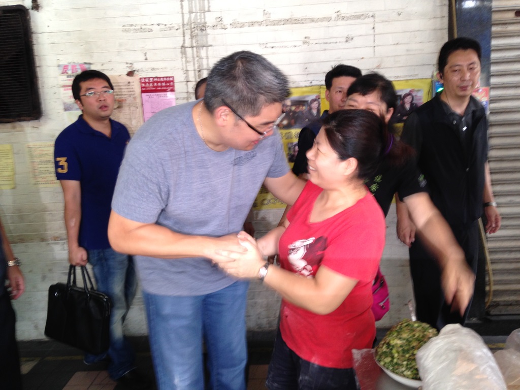 國民黨台北市長參選人連勝文今(14)日上午前往大安區信維市場進行掃街拜票活動，對於外界傳出昨日在野整合民調的結果，姚柯兩人的民調都比連要來得高，連勝文回應如果真的是如此，「那請姚文智出來選不就好了嗎？」。  圖：劉奕霆/攝