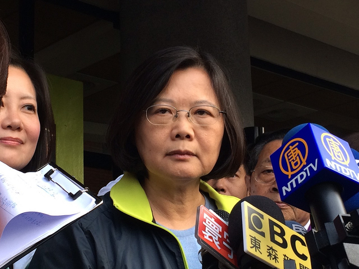 國民黨副總統候選人王如玄8日召開記者會，說明軍宅的買賣細節，並表示將獲利1380萬捐出。對此，民進黨總統候選人蔡英文下午表示，這件事牽涉王如玄的誠信問題，至於王如玄8日的解釋，就交由社會自然形成意見。圖：楊淳卉/攝