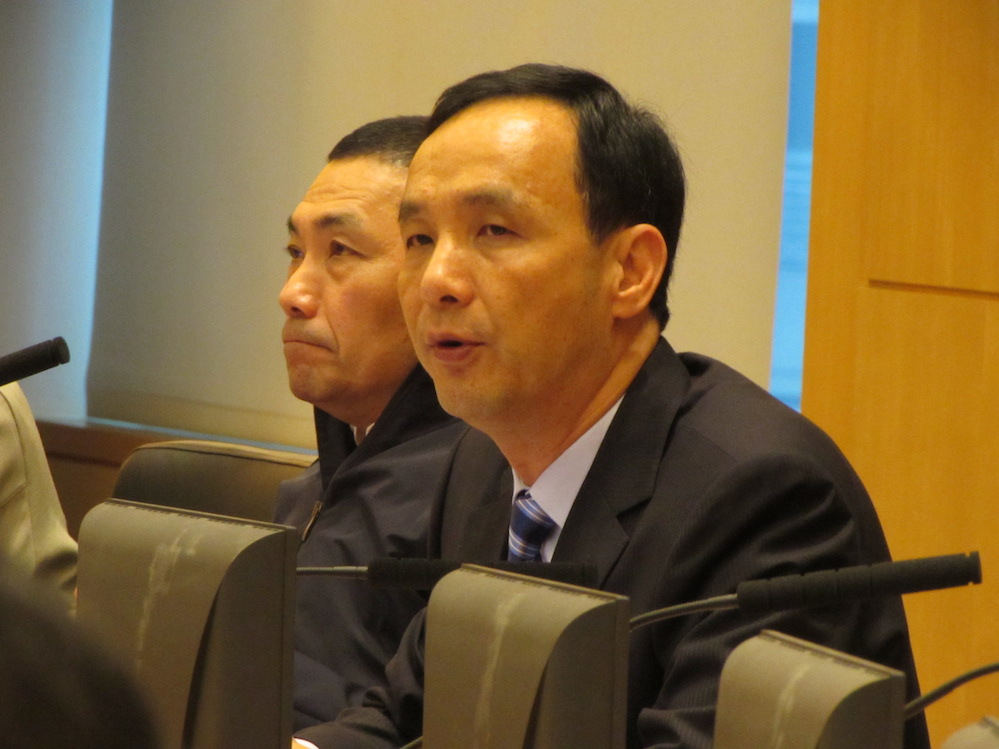 有關國民黨主席朱立倫岳父、前省議會議長高育仁認為兩岸關係應「超越九二共識、進入政治協商」，朱立倫今(10)天表示，會拜託太太溝通。圖：邱珮文/攝