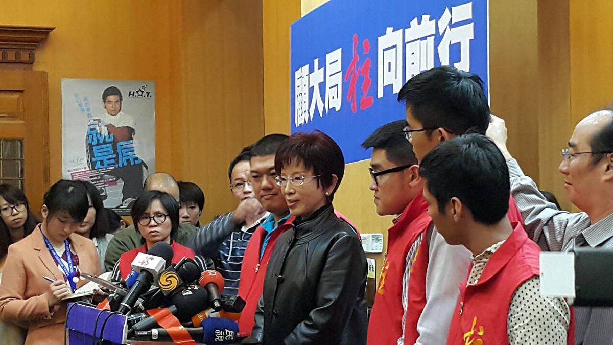立法院副院長洪秀柱27日下午宣布，為顧大局不參選永和立委。圖：符芳碩/攝