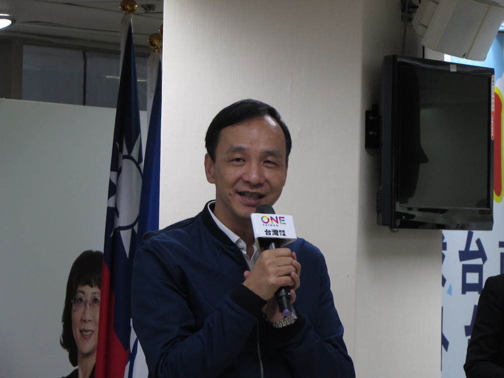 國民黨總統候選人朱立倫15日表示，自己對於中資的立場清楚，「IC設計」不宜入股、「晶圓代工」要慎重考慮、「封裝測試」要嚴格審查。圖：邱珮文/攝