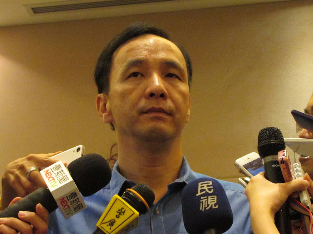 國民黨主席朱立倫4日表示，他很遺憾昨天又看到民進黨主席蔡英文到現場，聲援這些反課綱同學。圖：邱珮文/攝