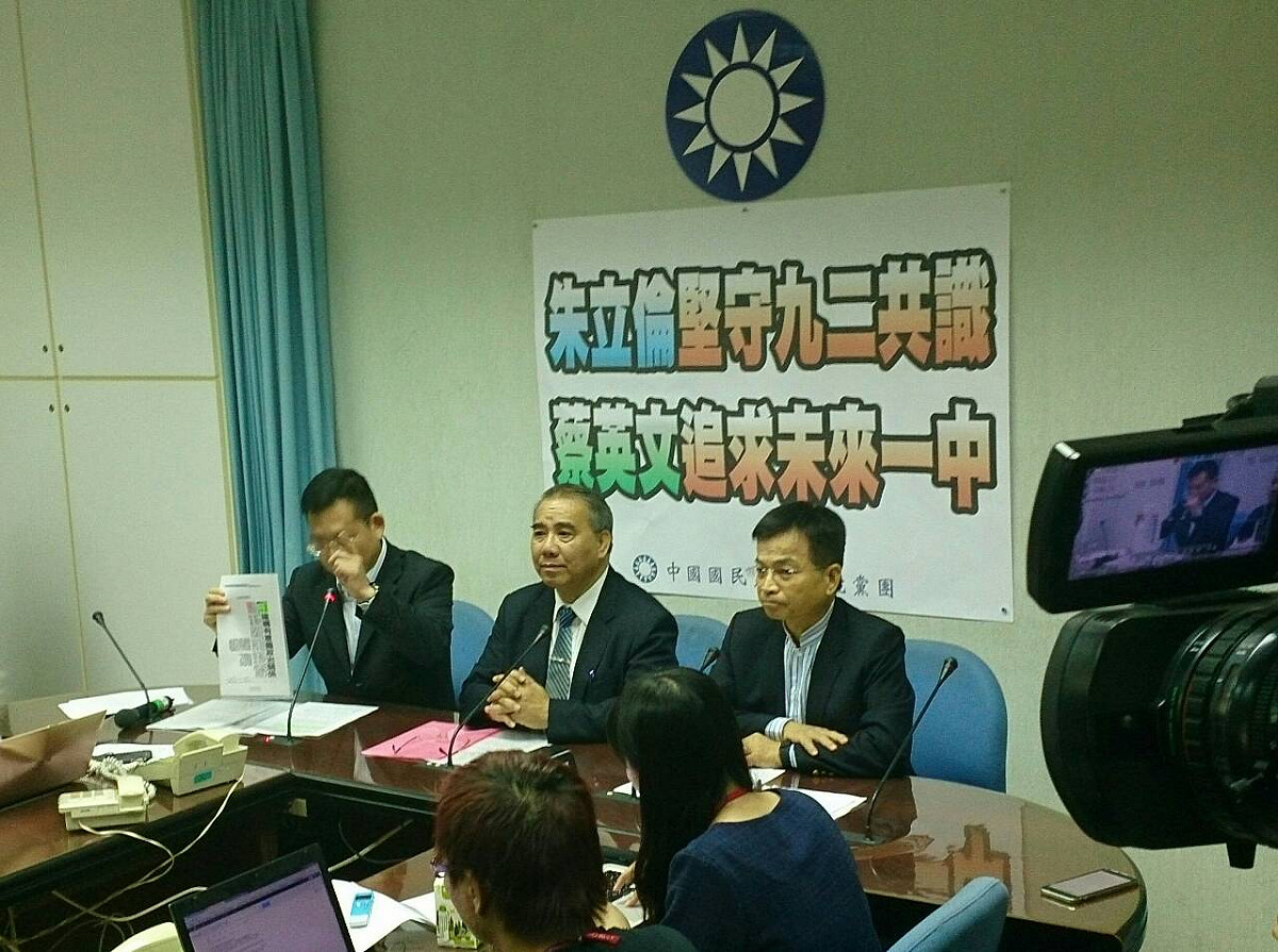 國民黨政策會執行長賴士葆7日證實，他在國共論壇前一晚想找黨主席朱立倫表達「立委們一些想法」，卻吃了閉門羹。圖：邱珮文/攝