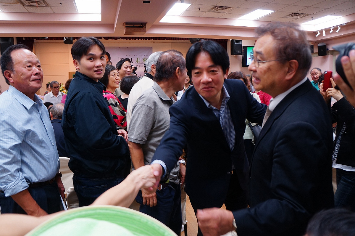 台南市長賴清德16日在紐約演講時，與鄉親熱情握手。圖：NYDECO/攝影