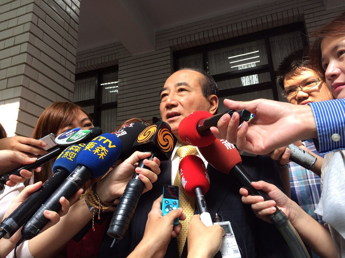 立法院長王金平15日被問到，洪版證所稅過關，立法院會不會淪為替特定候選人背書？他略為不滿地回應，「請你不要這麼問，好不好」？圖：符芳碩/攝