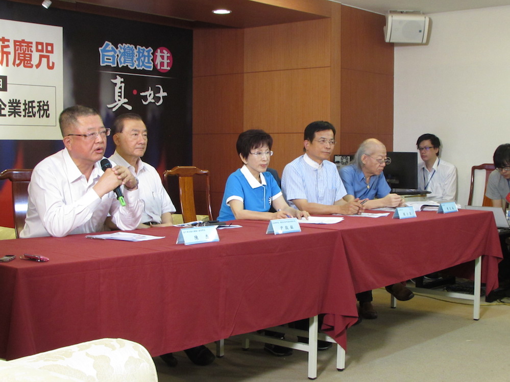國民黨總統參選人、立法院副院長洪秀柱16日召開第1場政策記者會，提出「員工加薪，企業抵稅」修法案。圖：邱珮文/攝