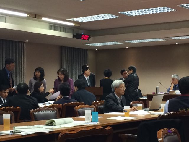 立法院內政委員會今(8)天下午繼續審查公投法修正草案，雖然初審通過降低公民投票權年齡及新增電子連署等條文，但外界關心的降低公投門檻還是沒有結果。圖：符芳碩/攝
