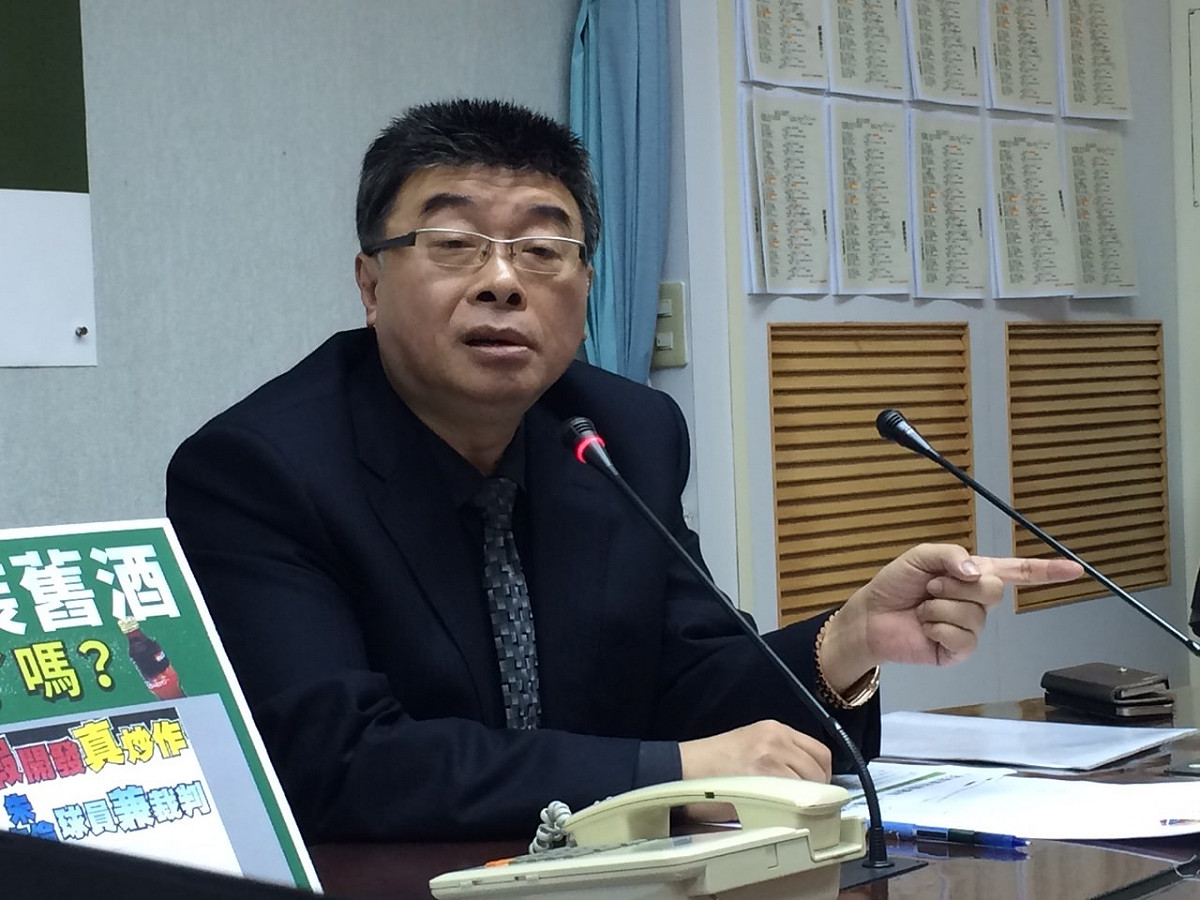 前立委邱毅10日再度質疑，蔡英文購入15筆土地重劃後都是建地，是否有高人指點「神炒地」？圖：符芳碩/攝