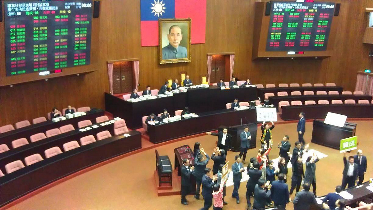 立法院民進黨團今（22）日在立法院會臨時提案增列要求特偵組檢察總長黃世銘下台的討論案。圖：謝莉慧/攝