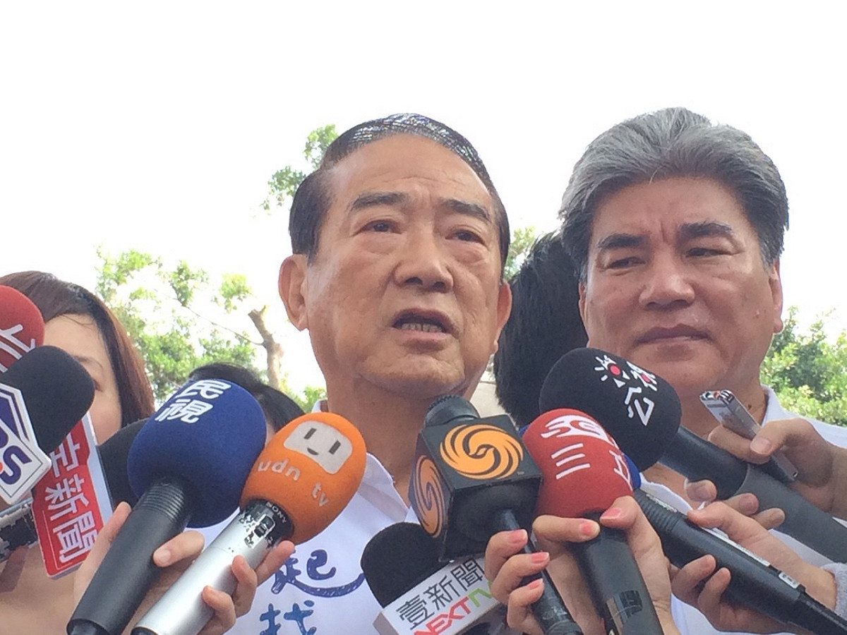 親民黨主席宋楚瑜22日晚間再度在臉書上發文，為親民黨粉絲頁歧視女性言論消毒，並向洪秀柱、蔡英文及全國婦女致歉。圖：符芳碩/攝