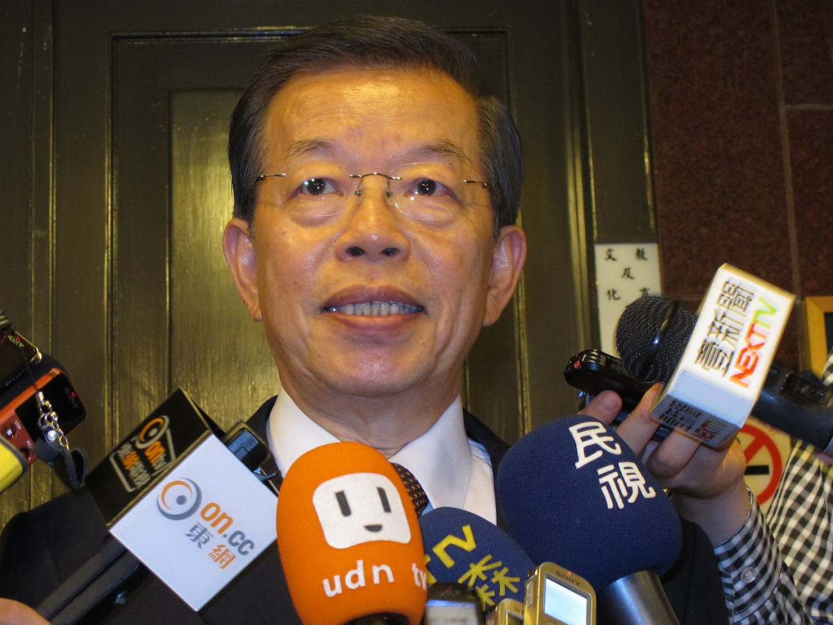 前行政院長謝長廷4日表示，如果民進黨的現任議員跟其他角逐者僅差個3、5%支持度，應該由非現任議員優先提名。圖：林朝億/攝