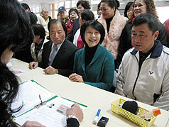 高雄市第4選區立法委員補選登記，民進黨籍林岱樺（前右2）17日拔得頭籌，展現必勝決心。圖片來源：中央社