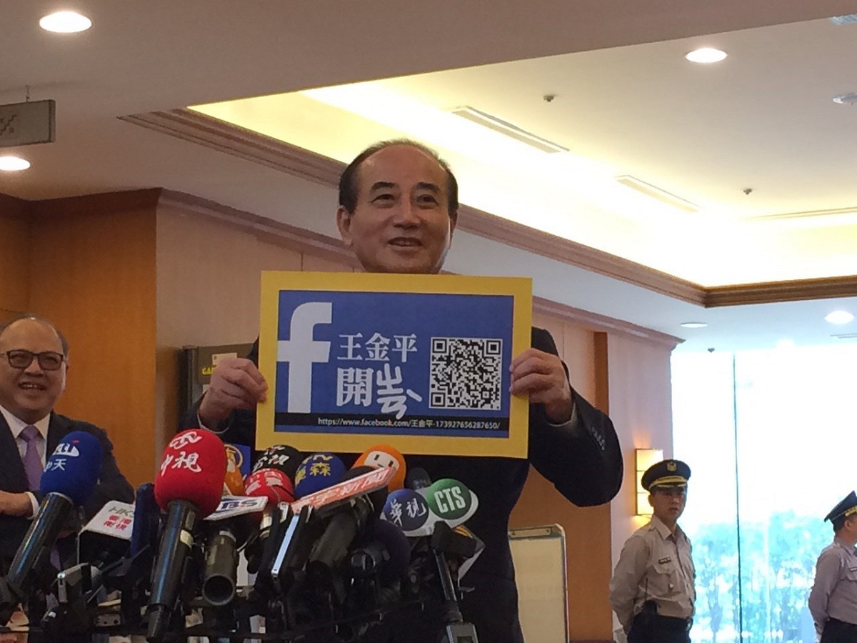 立法院長王金平12日上午宣布，臉書粉絲專頁正式「開ㄓㄢˋ」。圖：符芳碩/攝