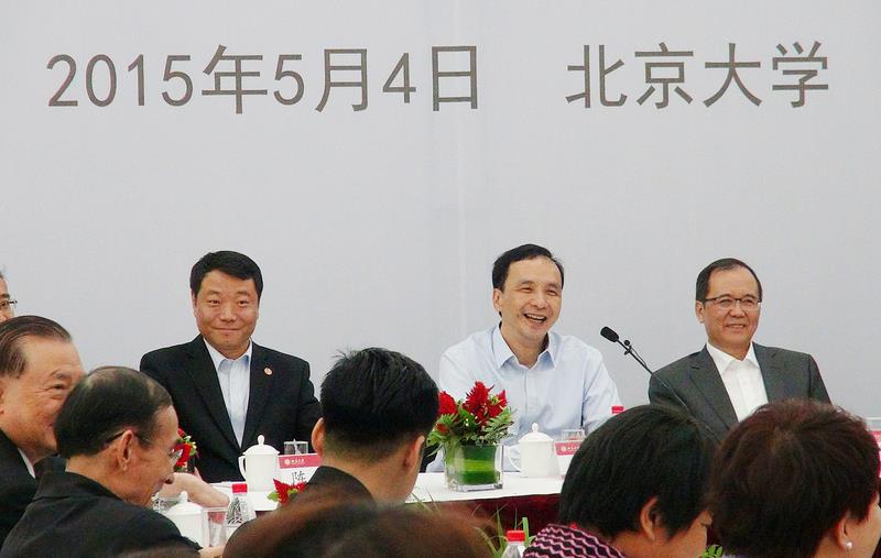 國民黨主席朱立倫4日下午到北京大學與學生座談，一同回憶起20年前教書往事。圖：中央社