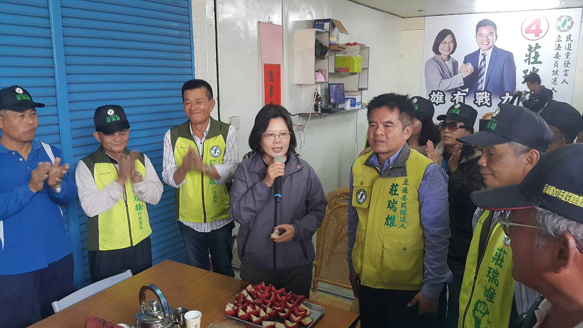 民進黨黨主席蔡英文今（31）天南下屏東為屏東縣第三選區立委補選候選人莊瑞雄輔選。圖：民進黨提供