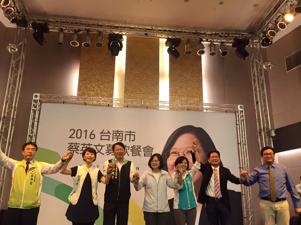 民進黨總統參選人蔡英文在各縣市舉辦的募款餐會，因為餐券的價格高昂，演變成藍綠攻防的烏賊戰。圖：翻攝陳亭妃臉書
