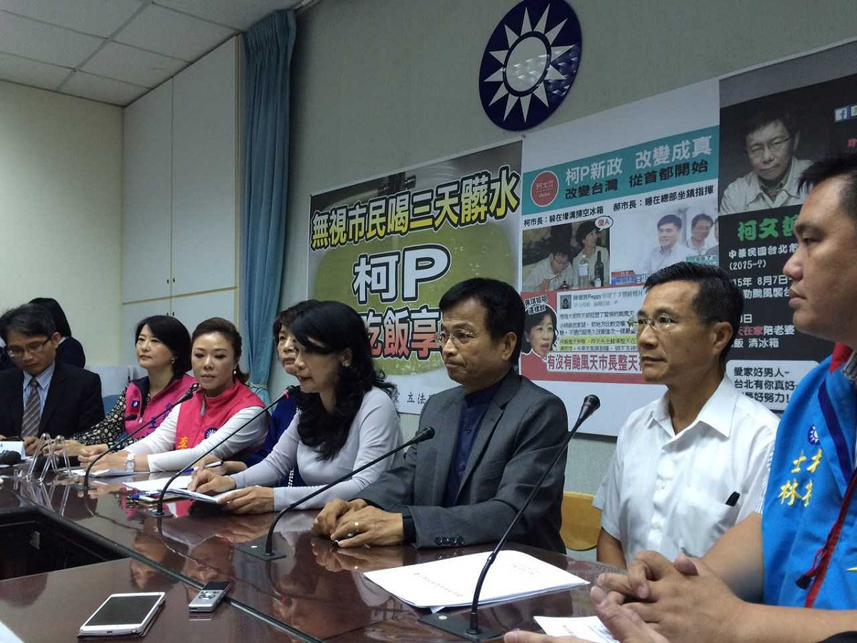 台北市長柯文哲夫人陳佩琪日前在臉書透露柯在颱風天回家吃飯，引發軒然大波。國民黨團大黨鞭賴士葆11日批評，難道柯文哲的防災SOP包括回家吃飯嗎？圖：符芳碩/攝