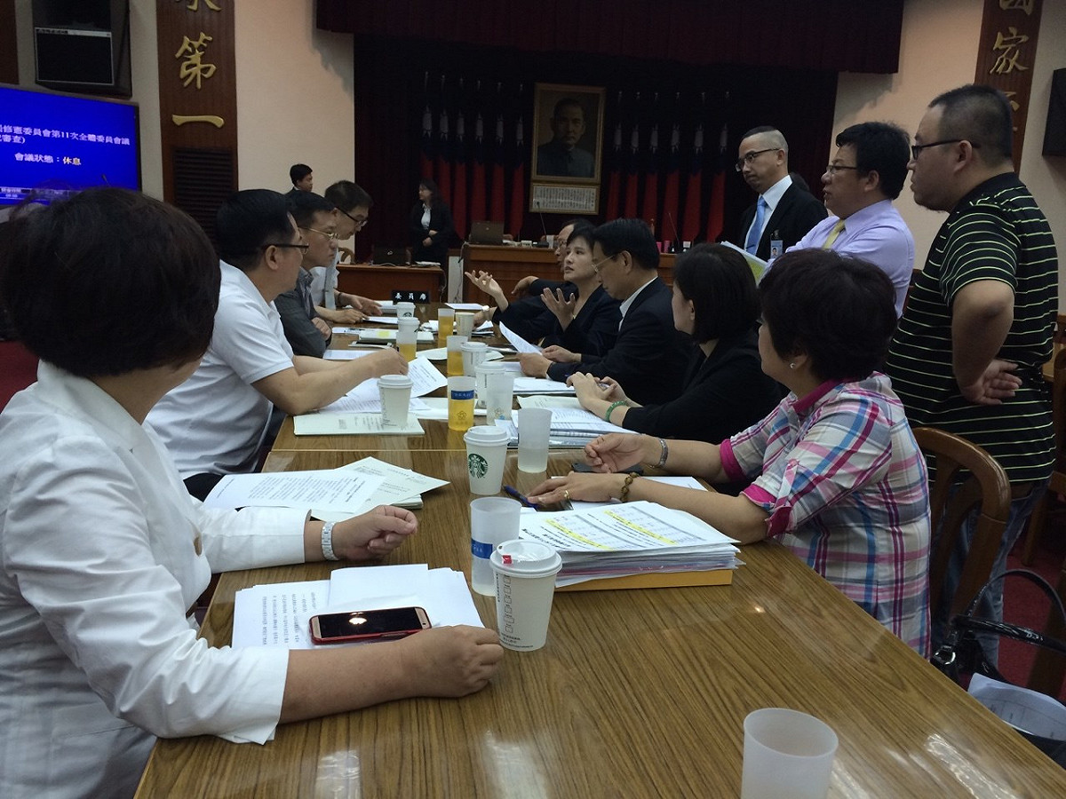 立法院修憲委員會8日進行最後1場會議，進行修憲案總結。委員會上午決議，將18歲投票權送至院會朝野協商。圖：符芳碩/攝