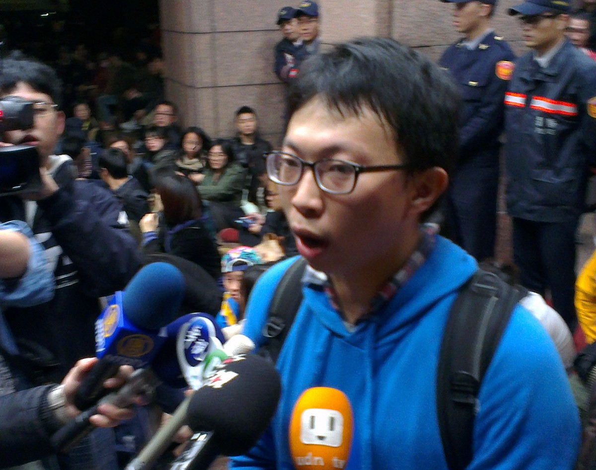 清大社會所碩二、黑色島國青年陣線總召魏揚，曾是第一波攻進立法院之成員，但他否認在占領行政院行動中是首謀。圖:李雲深/攝