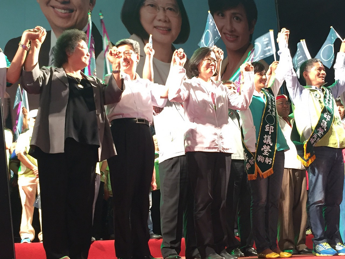 民進黨總統參選人蔡英文、副總統參選人陳建仁22日下午在民進黨立委邱議瑩的競選總部成立大會上，首次合體造勢。圖：網友提供