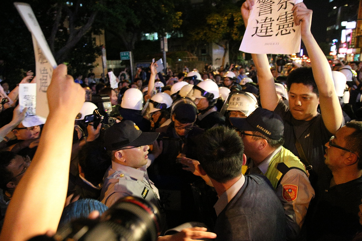 數十名民眾包圍公園路走進來的20名鎮暴警察，最後警察也只能暫時撤退。圖：林雨佑/攝