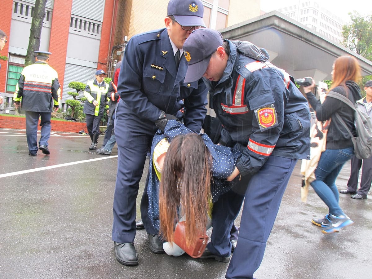 佔領立法院女學生遭警方抬離。圖：林朝億/攝