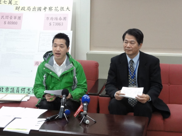 何志偉（圖左）質疑官員出國考察零用費未用完可帶回家，北市府財政局副局長李永成說明一切依法編列核銷。照片：王鼎鈞/攝