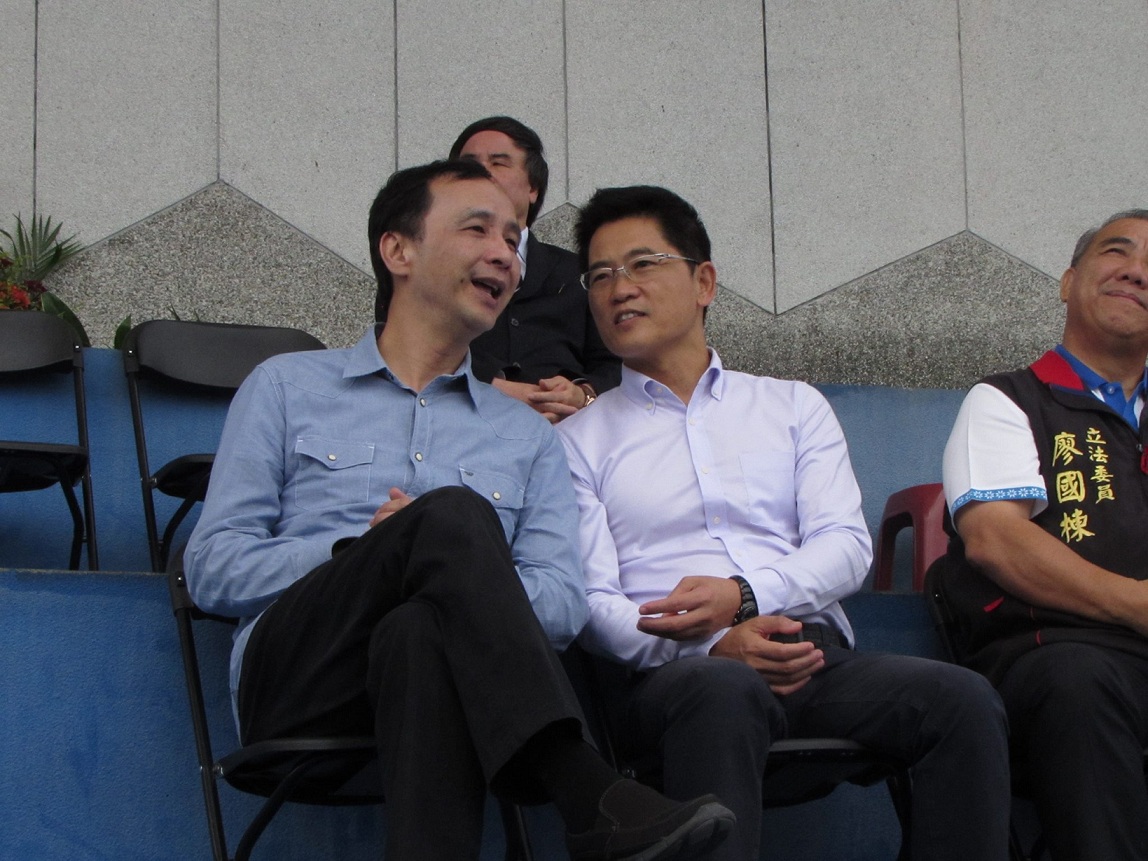 國民黨總統參選人朱立倫3日一口氣走訪台東、花蓮兩地，上午先參加在台東市體育中學舉行的水利會全國運動會，不時與台東縣長黃健庭交談。圖：邱珮文/攝