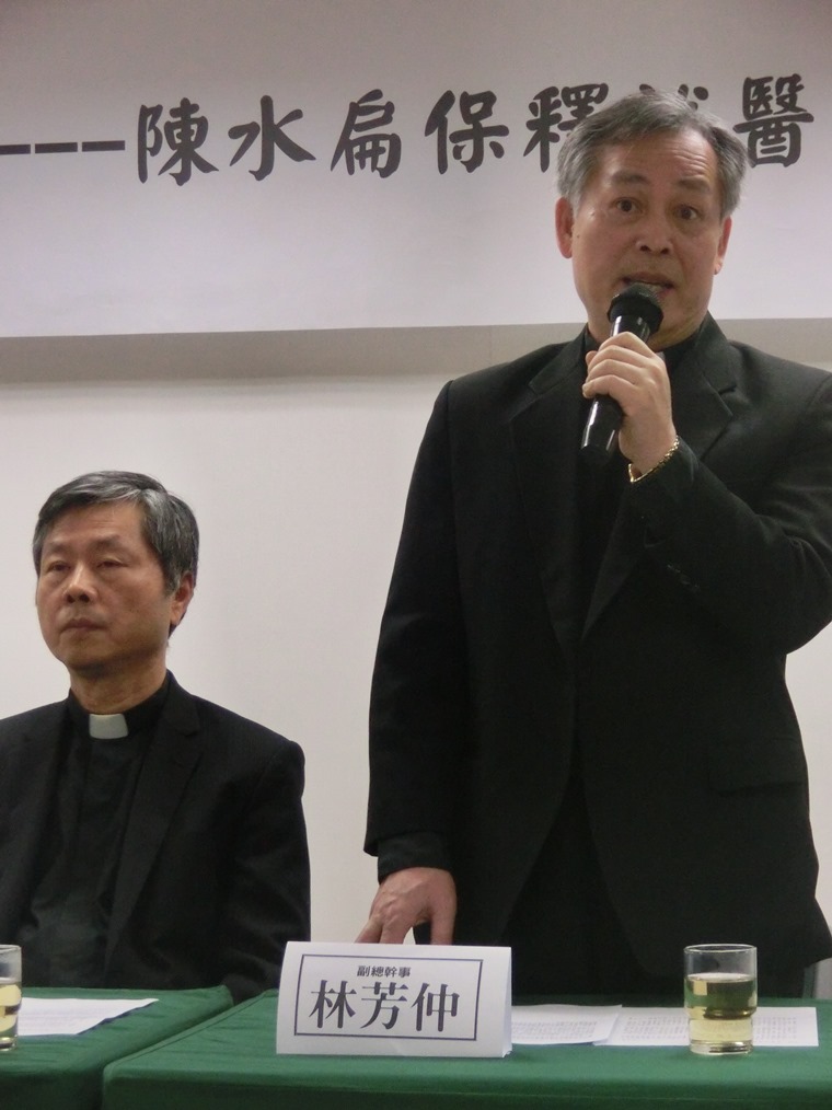 台灣基督長老教會1日召開「尊重生命、珍惜民主—陳水扁保釋就醫」記者會，總會總幹事張德謙（左）與副總幹事林芳仲（右）說明救扁的理由。圖：林朝億/攝影