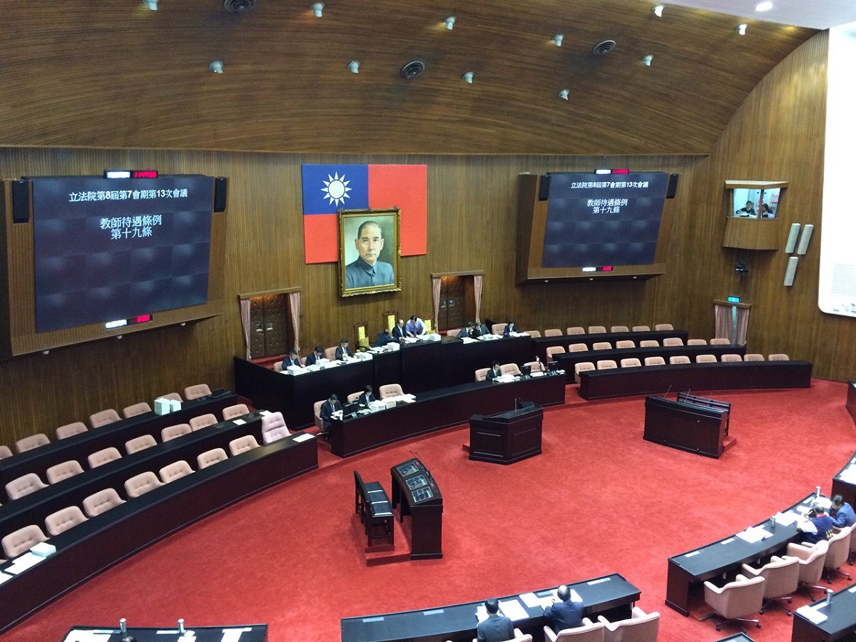 立法院22日三讀通過《教師待遇條例》，將公私立教師待遇法制化。圖：符芳碩/攝